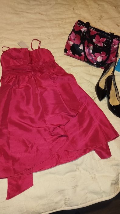 Продавам комплект чисто нови рокля с обувки и чанта 
* цикламена рокля