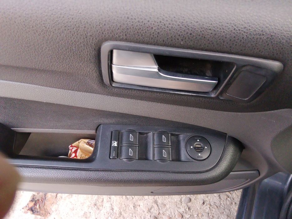 Продавам изключително запазен ford focus 1.6i, бензин.