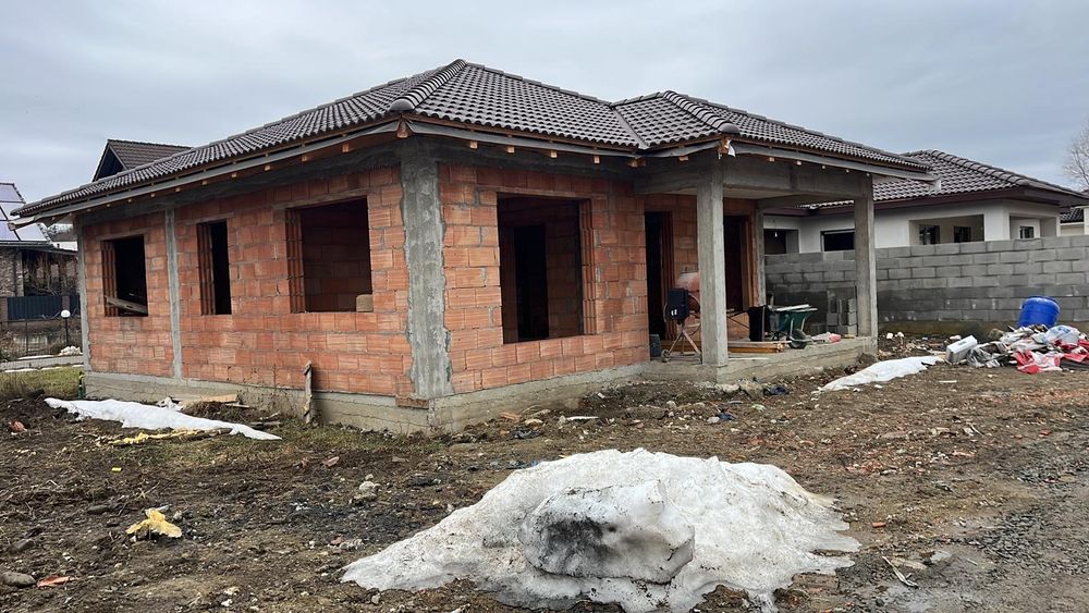 Vand casa pe parter zona str soarelui