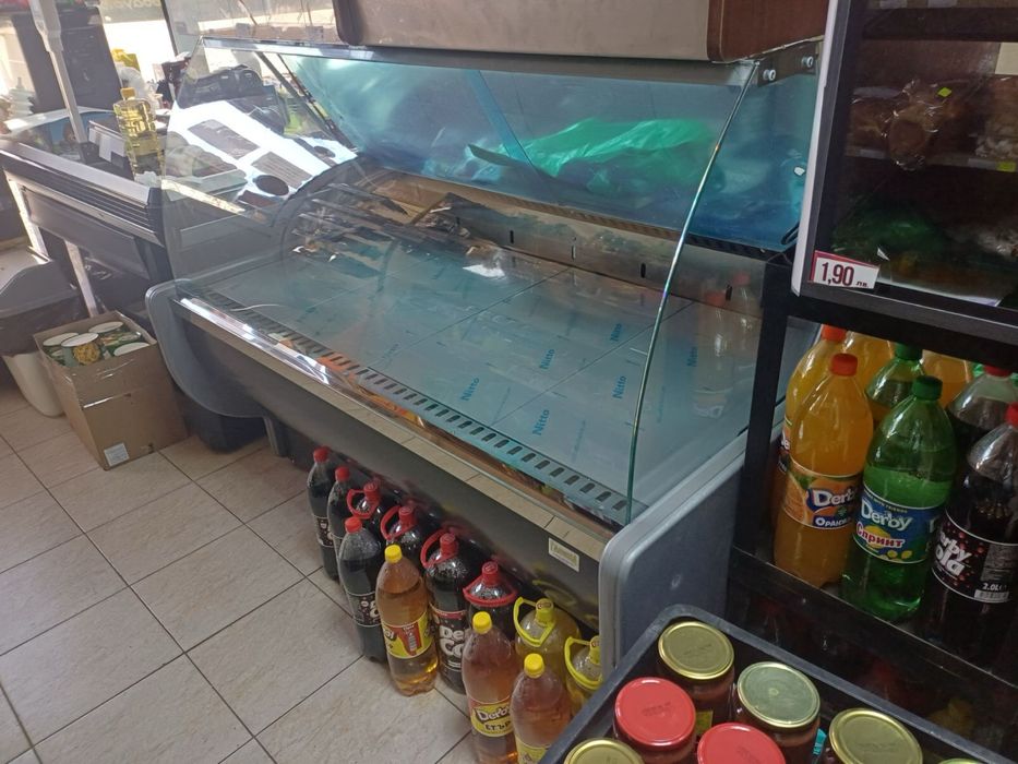 Продавам чисто нова витрина и касова зона