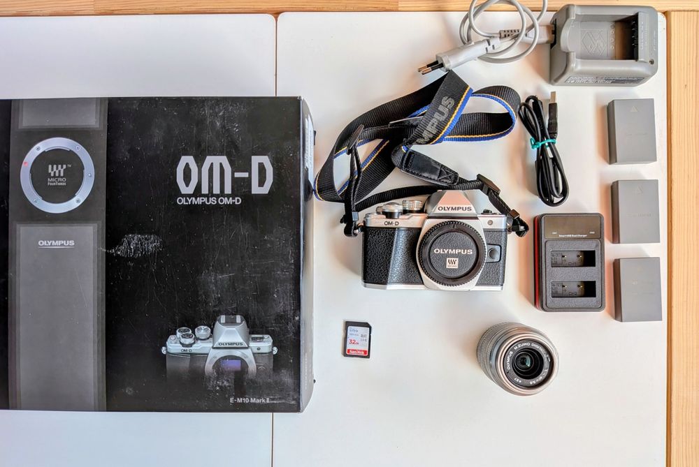 Aparat Foto Mirrorless Olympus OM-D E-M10 Mark II + 14-42mm F3.5-5.6  + 3 acumulatori + card 32GB + gentuta
