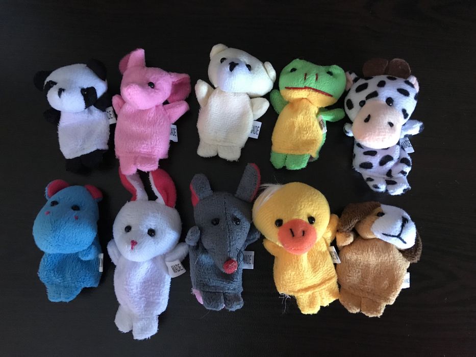 16 броя кукли за пръстчета в коледна къщичка