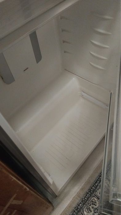 Холодильник 1 затты жасамай тұр тек