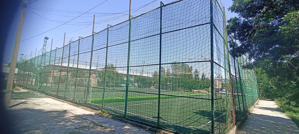 Футбол майдони сотилади