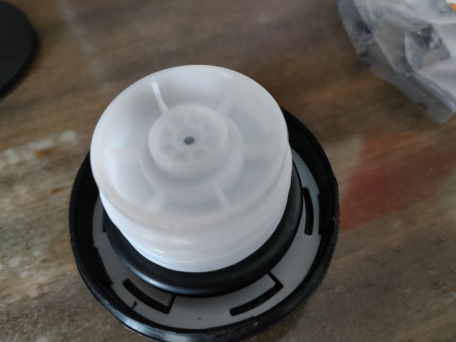 Продам крышку заливной горловины