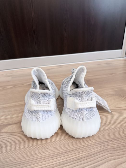 Yeezy 350 noi cu etichete