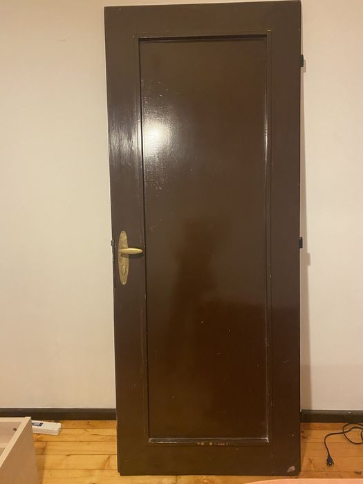 Продавам дървена врата - кафява