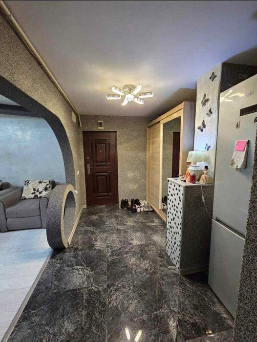 Închiriez apartament cu 3 camere