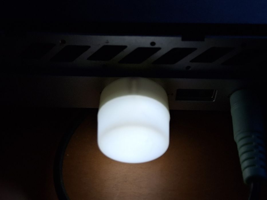 Компактна нощна LED лампа с USB
