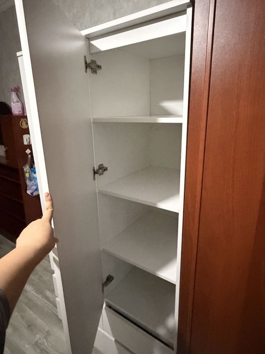 Подам мебель шкафы и столовый шкаф