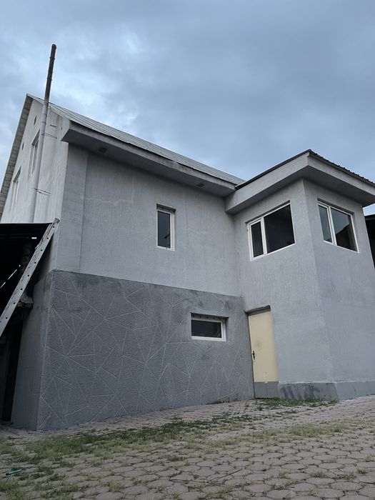 Покраска крыша. Дом