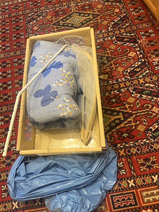 детская кроватка.