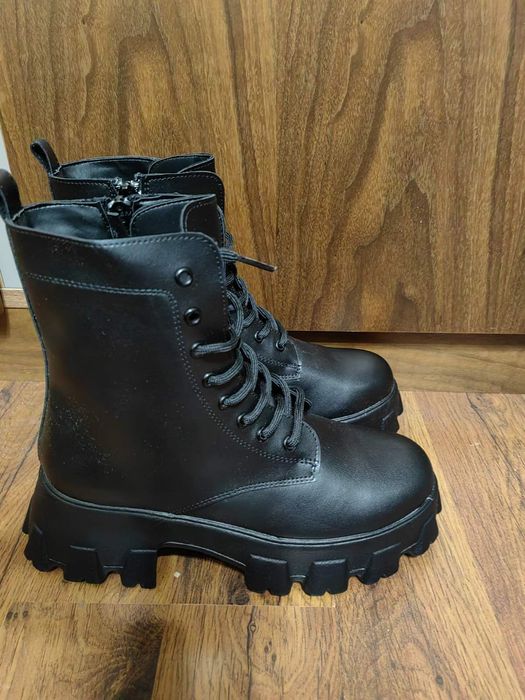 Черни,  модерни, масивни ботуши