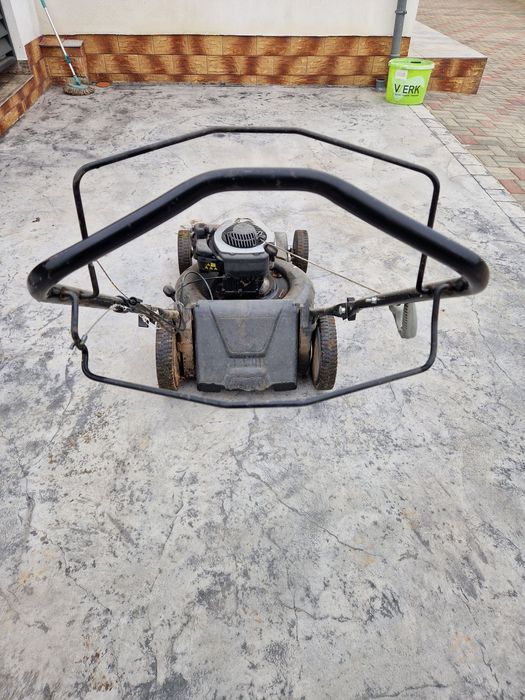 Masina de tuns iarba