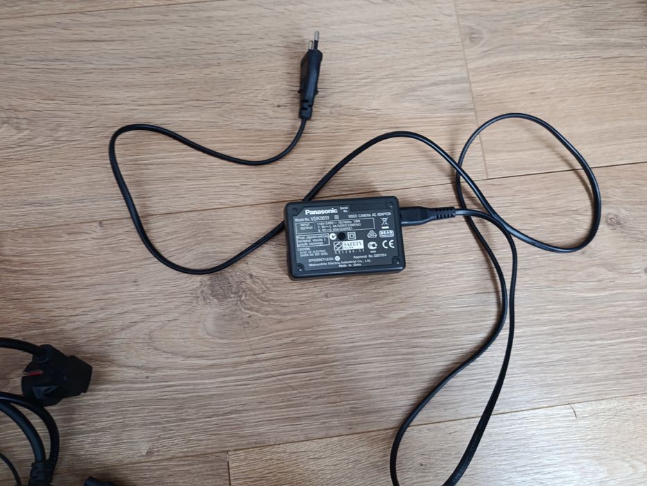 Это оригинальный блок питания (адаптер переменного тока) для видеокаме