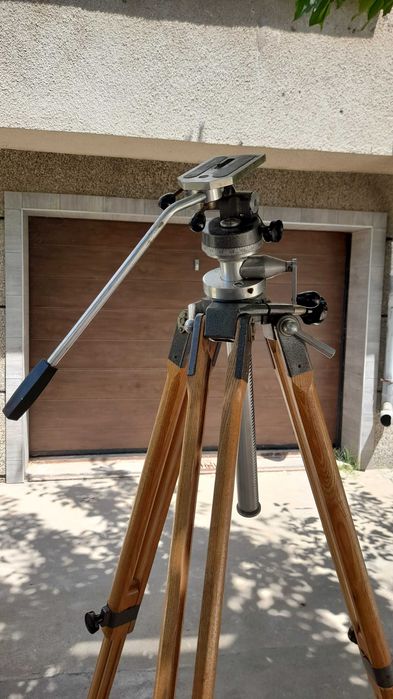 Продавам статив за камера