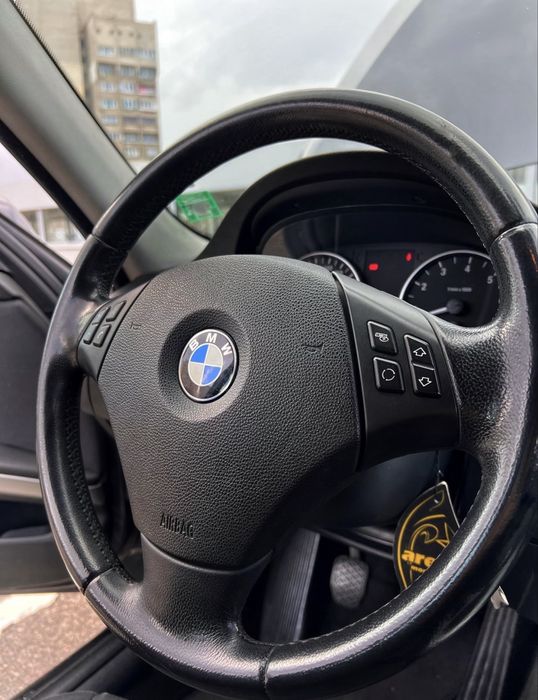 Продавам BMW 325 Xi e90