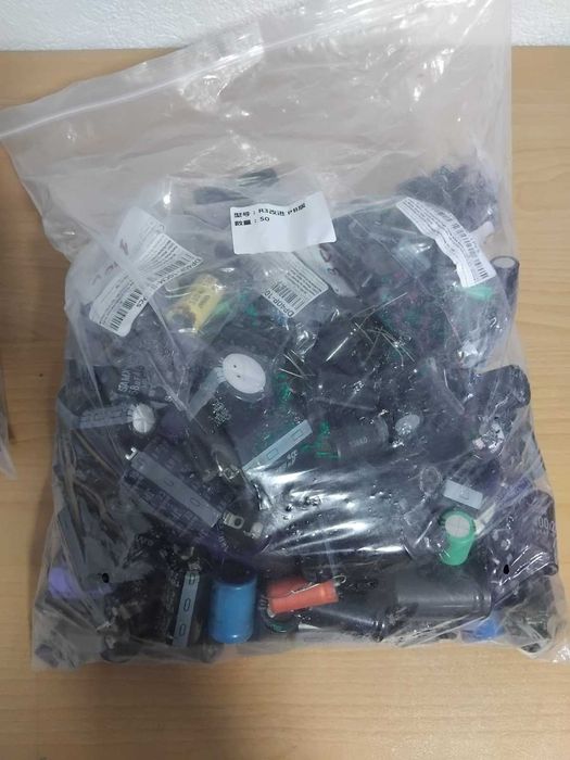 Лот електронни компоненти