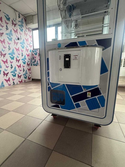 Vând joc distractiv - automat tip „claw machine”