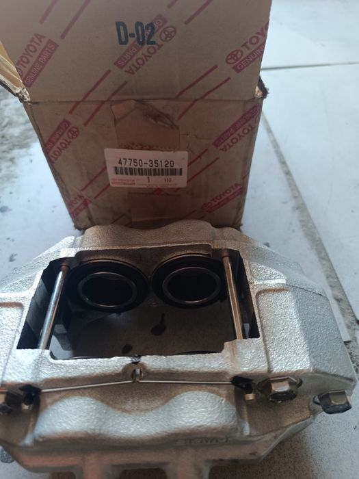 Суппорт тормозной передний Toyota land cruiser Prado 95