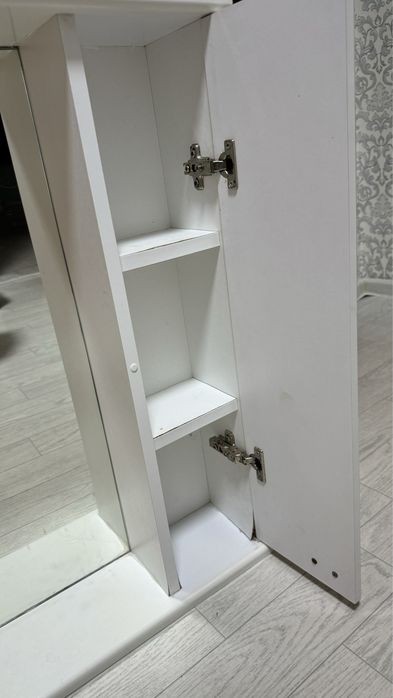 Зеркало с полочками