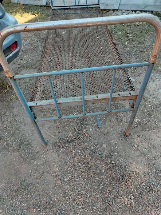 Кровать железная.