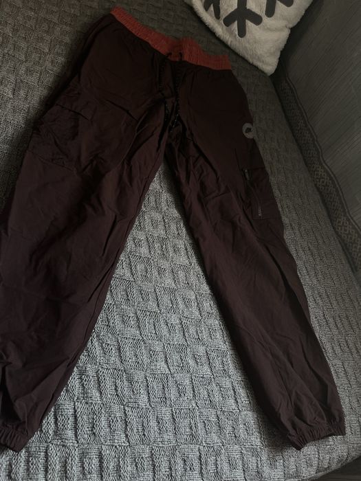 Дълъг панталон Nike.