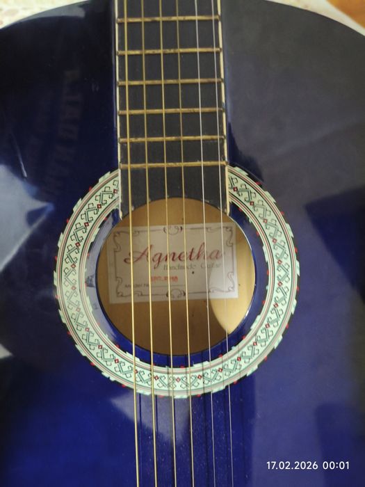 Продам акустическую гитару