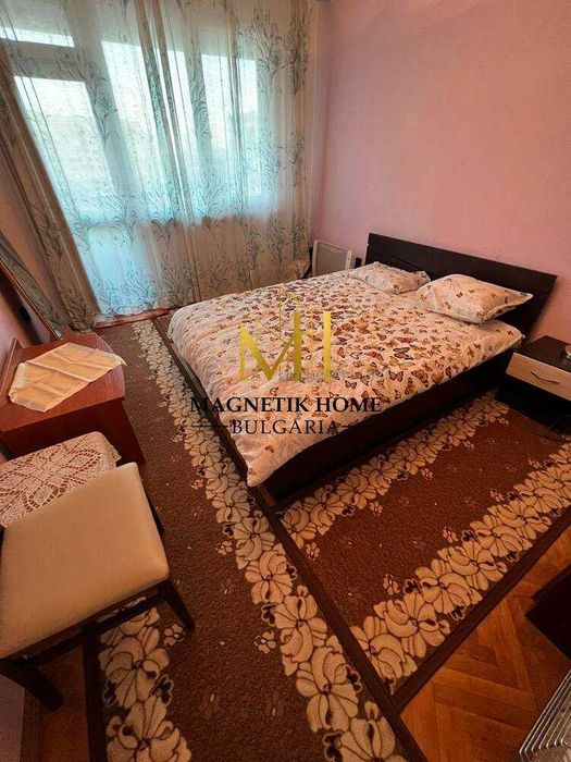 Слънчев тристаен апартамент до Новата поща в широк център