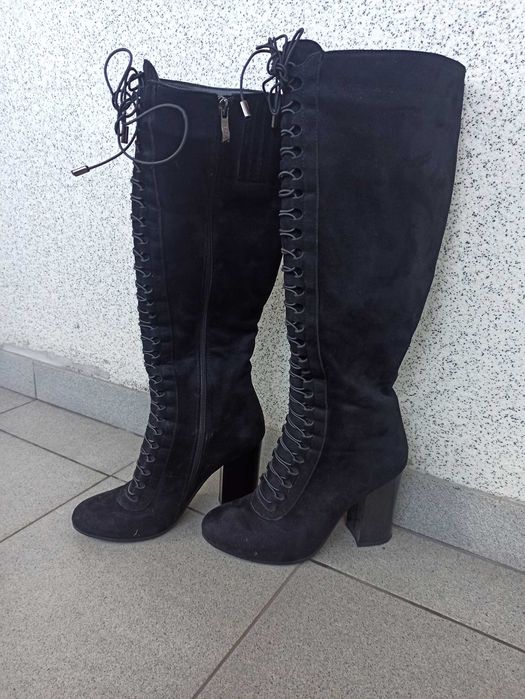 Дамски велурени ботуши на ток