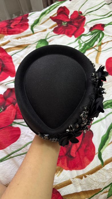 Головной убор, таблетка