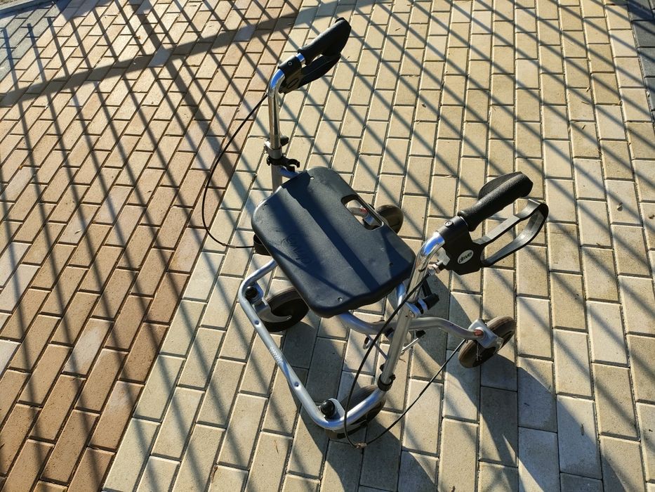 Vând rolator / cadru de mers cu 4 roți, potrivit pentru persoane în vâ