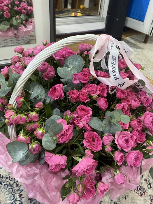 Продам кустовые розы в корзине