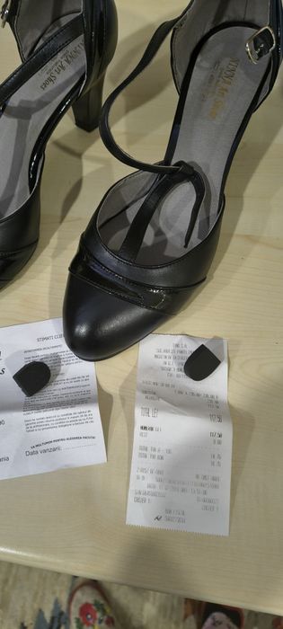 Vând pantofi piele