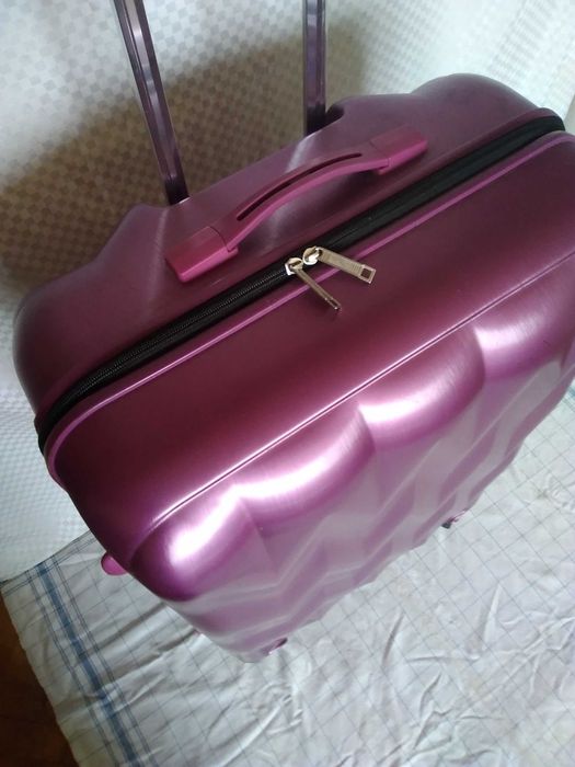 Голям твърд куфар с колелца и телескопична дръжка