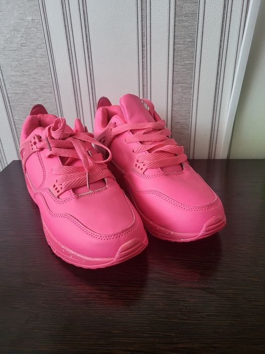 Продам новые красовки, цена 2000