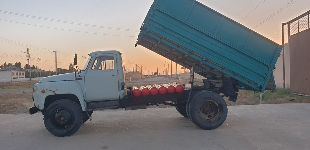 Yirib turgan mashina