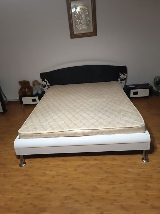 Vând diferite piese de mobilier