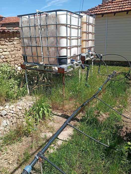 Продавам  2 -бр бидони по 1000 л.  Стойка и поливна система към тях.