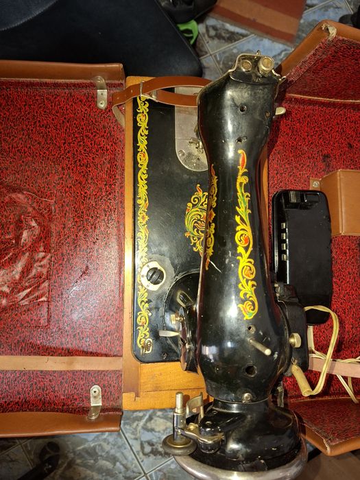 Masina de cusut veche 1978 ruseasca electrica