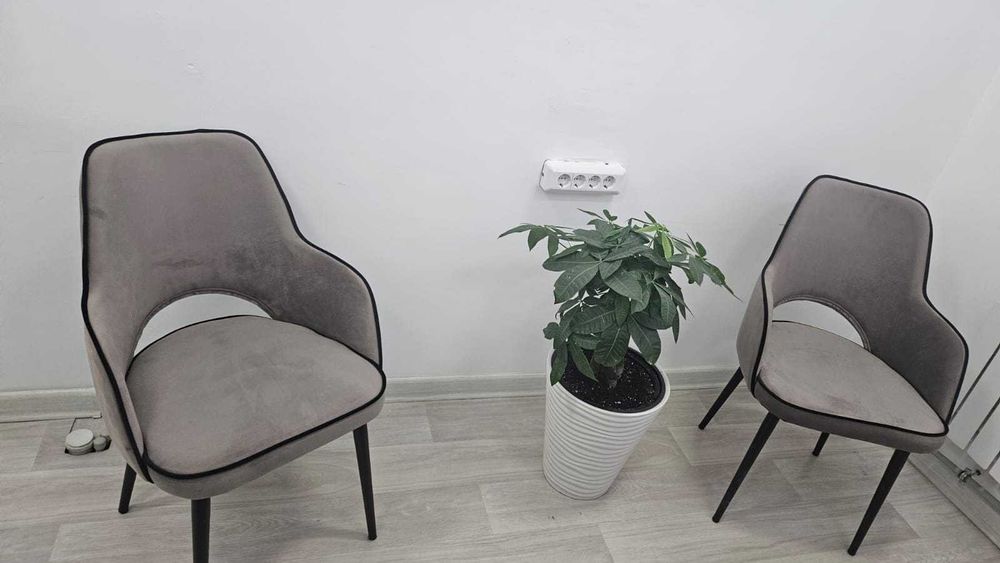 Продам журнальный стол и стулья