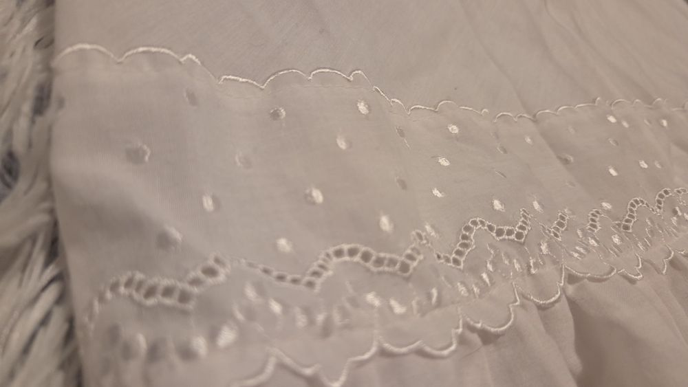 Jupă brodată, potrivita sub fuste