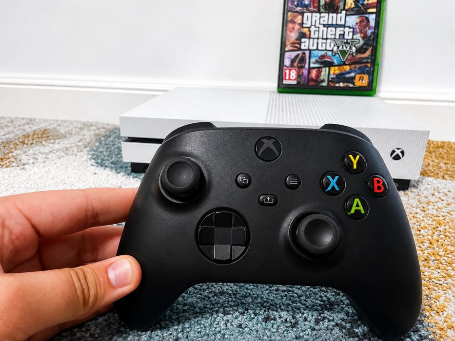 Xbox One S 500 GB + Controller Original + GTA V Premium Edition