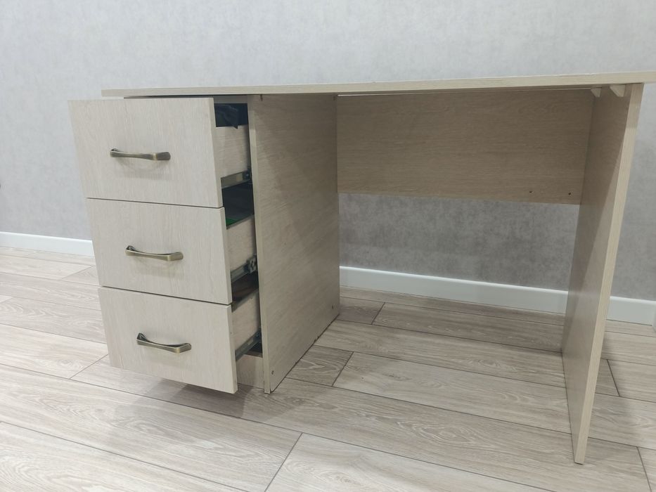 Продам письменный стол