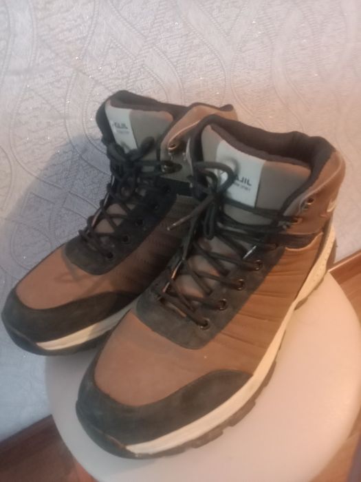 Продам зимние кросовки,очень теплые,хорошего качества.