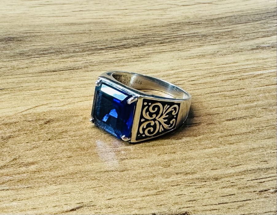 Серебрянный перстень (925 пробы) с сапфиром
