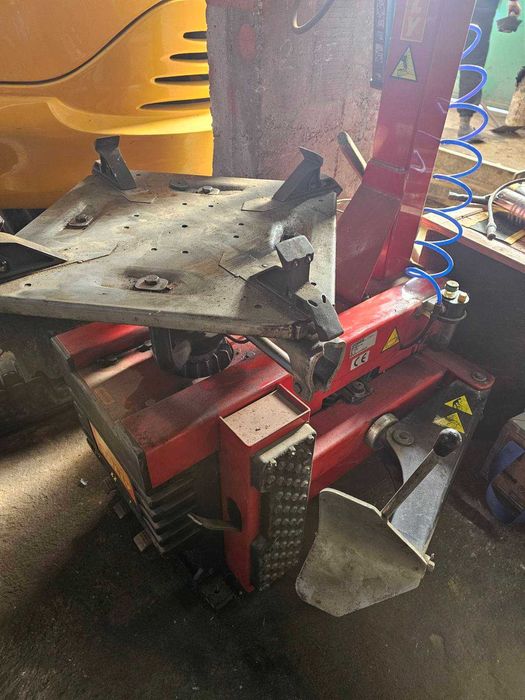 Машина за монтаж и демонтаж на гуми НОВА Corghi