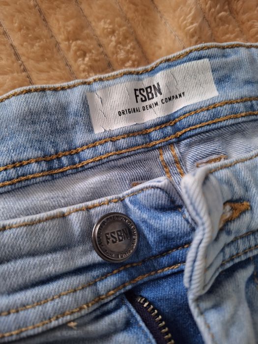 pantaloni scurti