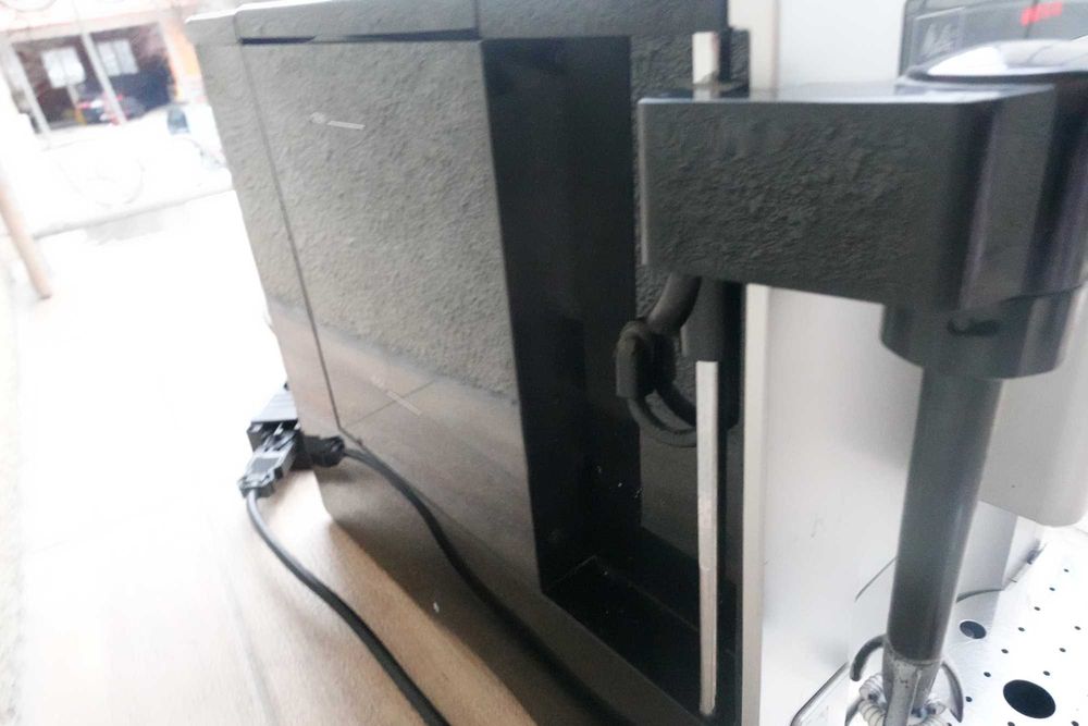 Melitta Caffeo Bistro cu un sistem de spumare lateral cu rotiță