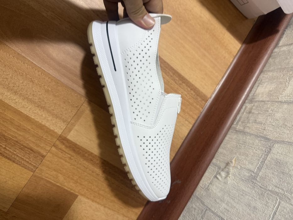 Продам кожаные кроссовки